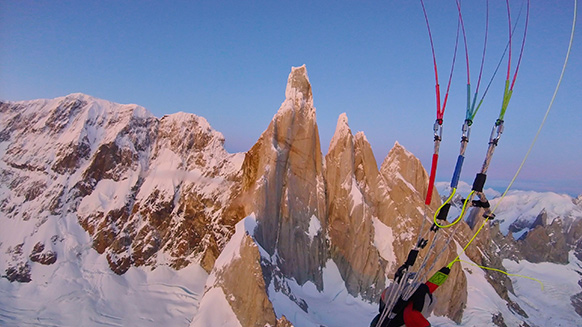 Fabian Buhl schreibt Geschichte in Patagonien: Aufstieg und Flug vom Cerro Torre